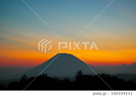 中山峠から見た夕焼けの空と羊蹄山 106594531