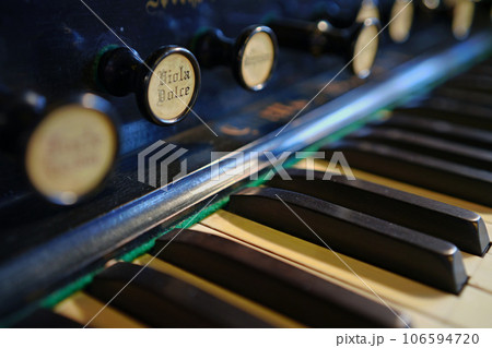 古いオルガンの鍵盤 106594720