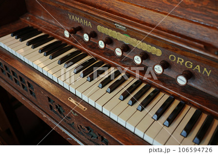 古いオルガンの鍵盤 106594726