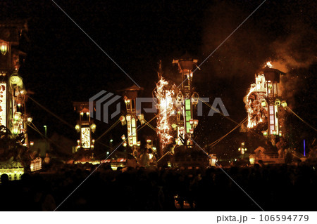 火の粉舞う中を熱狂するあばれ祭 火の粉舞う中を熱狂するあばれ祭 106594779