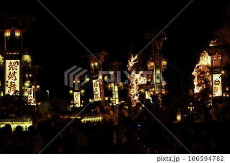 火の粉舞う中を熱狂するあばれ祭 火の粉舞う中を熱狂するあばれ祭 106594782
