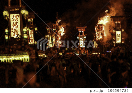 火の粉舞う中を熱狂するあばれ祭 106594783