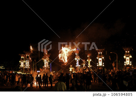 火の粉舞う中を熱狂するあばれ祭 106594805