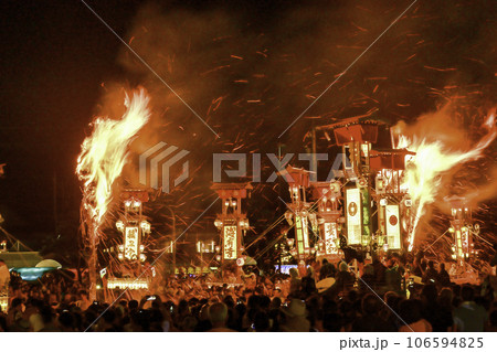 火の粉舞う中を熱狂するあばれ祭 106594825
