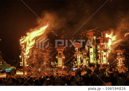 火の粉舞う中を熱狂するあばれ祭 火の粉舞う中を熱狂するあばれ祭 106594826