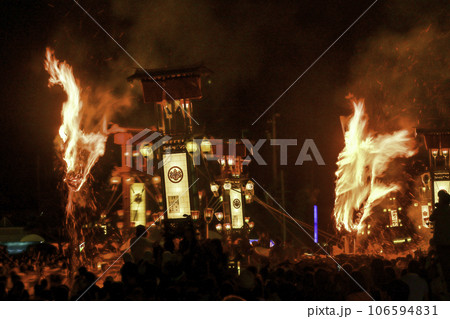 火の粉舞う中を熱狂するあばれ祭 106594831