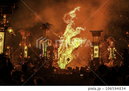 火の粉舞う中を熱狂するあばれ祭 106594834