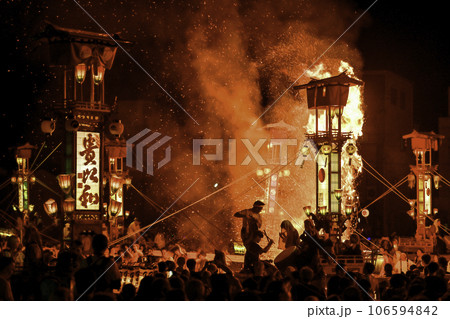 火の粉舞う中を熱狂するあばれ祭 106594842