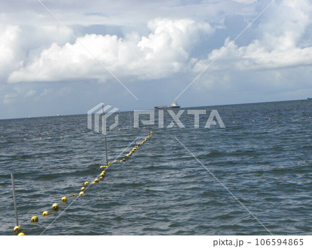 稲毛海岸の黄色い海水浴場表示ブイ 106594865