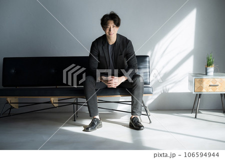 【美品】ベンチの背もたれに座る男性 椅子に座る男性 の写真素材 [106594944] - PIXTA