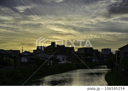 夕暮れの主計町茶屋街の夏景色 106595254