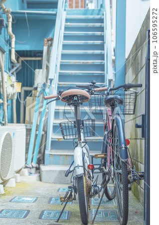 アパートに駐輪している自転車 アパートに駐輪している自転車 106595272