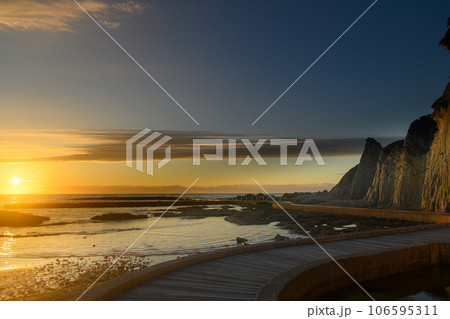 下北半島の仏ヶ浦に沈む夕陽 下北半島の仏ヶ浦に沈む夕陽 106595311