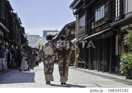 ひがし茶屋街を散策する着物女子 ひがし茶屋街を散策する着物女子 106595392