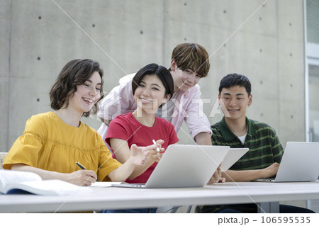 笑顔の学生たち　キャンパスライフ・留学・国際交流イメージ 106595535