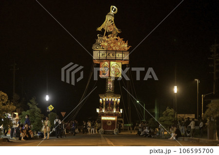 巨大な山車を曳く燈籠山祭りの夜 巨大な山車を曳く燈籠山祭りの夜 106595700