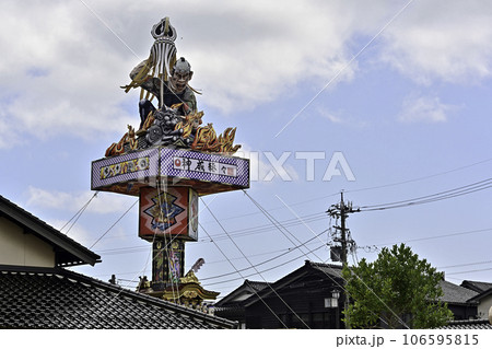 巨大な山車を曳く燈籠山祭り 106595815
