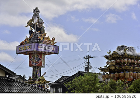 巨大な山車を曳く燈籠山祭り 106595820