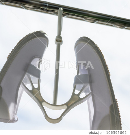 上履きを干して乾かす 上履きを干して乾かす 106595862