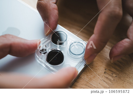 スマートフォンのカメラレンズカバーの装着 106595872