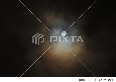 自然　気象　月光環、月の周りに薄い色の光の輪が現れる光学現象 106595994