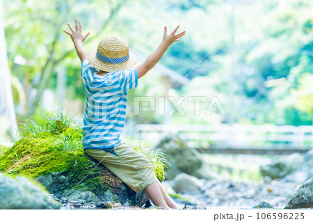 川でのアウトドア 106596225