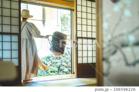 旅をする女性 106596226