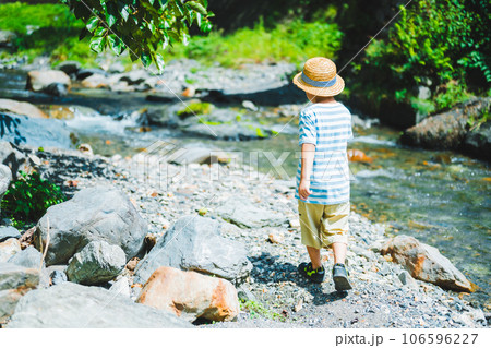 少年の川遊び 106596227