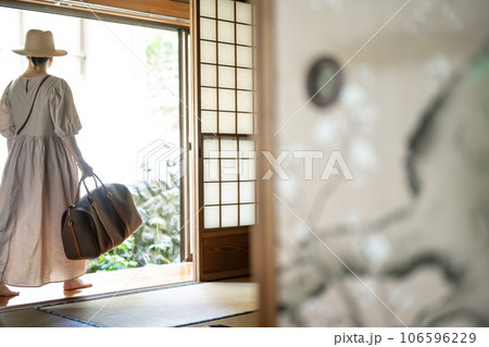 旅をする女性 旅をする女性 106596229