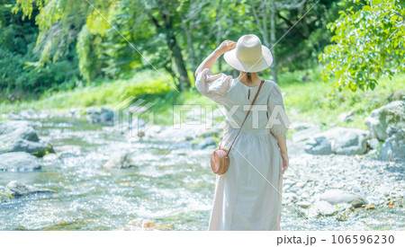 川で遊ぶ若い女性 106596230