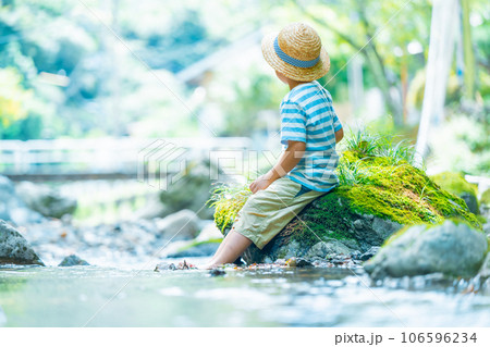 きれいな清流で休む子供 きれいな清流で休む子供 106596234
