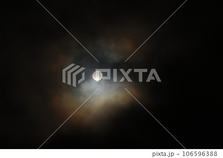 自然 気象 月光環、月の周りに現れるのは月光環(冠)。太陽の周り現れるのは日光環(冠) 自然 気象 月光環、月の周りに現れるのは月光環(冠)。太陽の周り現れるのは日光環(冠) 106596388