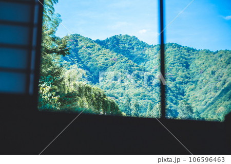 窓から見える山 106596463