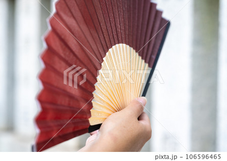 扇子であおぐ　夏 106596465