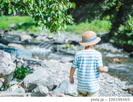 少年の川遊び 少年の川遊び 106596469