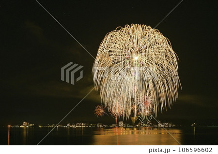 海面に映る花火が美しい和倉温泉夏花火 106596602