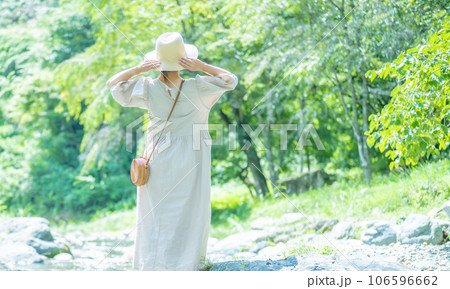 川辺の女性ポートレート 106596662