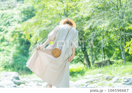 川辺の女性ポートレート 106596667