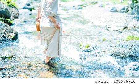 田舎の川を散策する 106596710