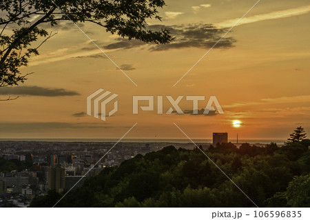 卯辰山から眺める金沢の夕景 卯辰山から眺める金沢の夕景 106596835