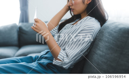 通帳を見る女性 106596954