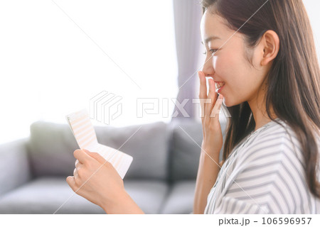 通帳を見る女性 通帳を見る女性 106596957