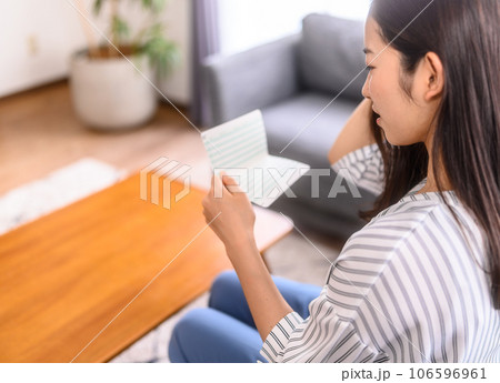 通帳を見る女性 通帳を見る女性 106596961