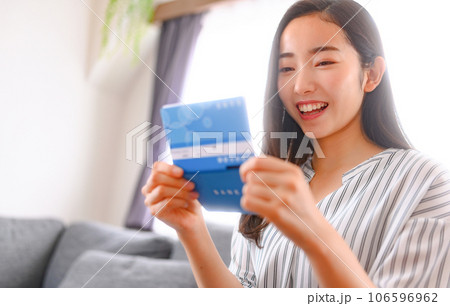 通帳を見る女性 106596962