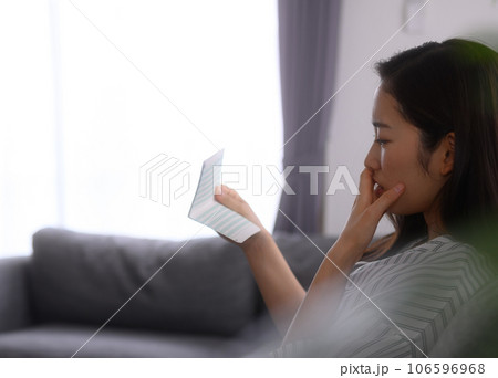 通帳を見る女性 通帳を見る女性 106596968