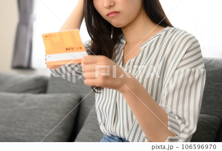 銀行の通帳を見る若い女性 銀行の通帳を見る若い女性 106596970
