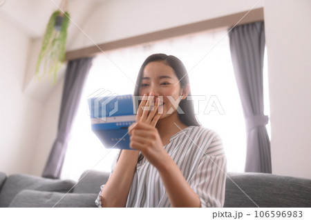 通帳を見る女性 106596983