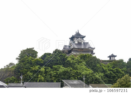 走行する列車の車窓から見る福知山城 走行する列車の車窓から見る福知山城 106597231
