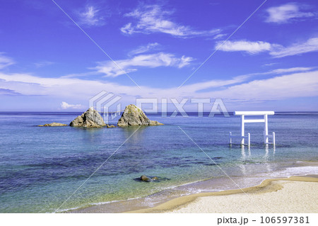二見ヶ浦の透明感あふれる美しい海と白い鳥居と夫婦岩（福岡県糸島市） 106597381