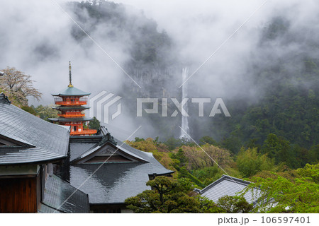 霧の那智滝と三重塔2 霧の那智滝と三重塔2 106597401